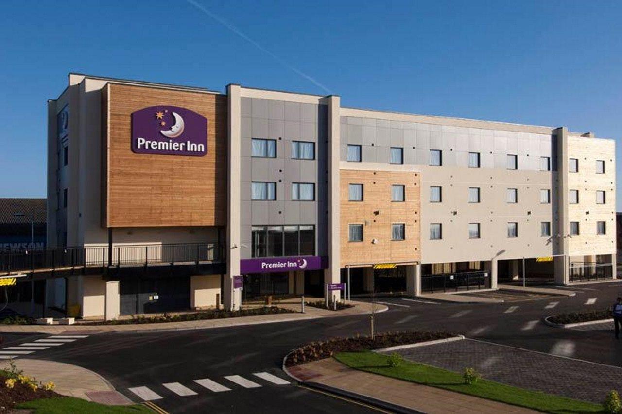 Premier Inn Нютън Абът Екстериор снимка