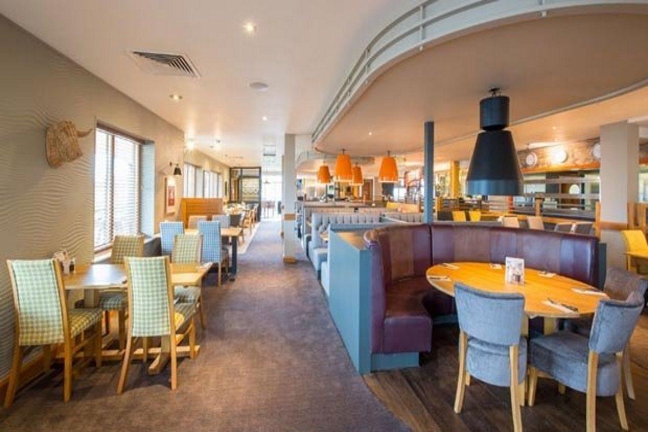 Premier Inn Нютън Абът Екстериор снимка