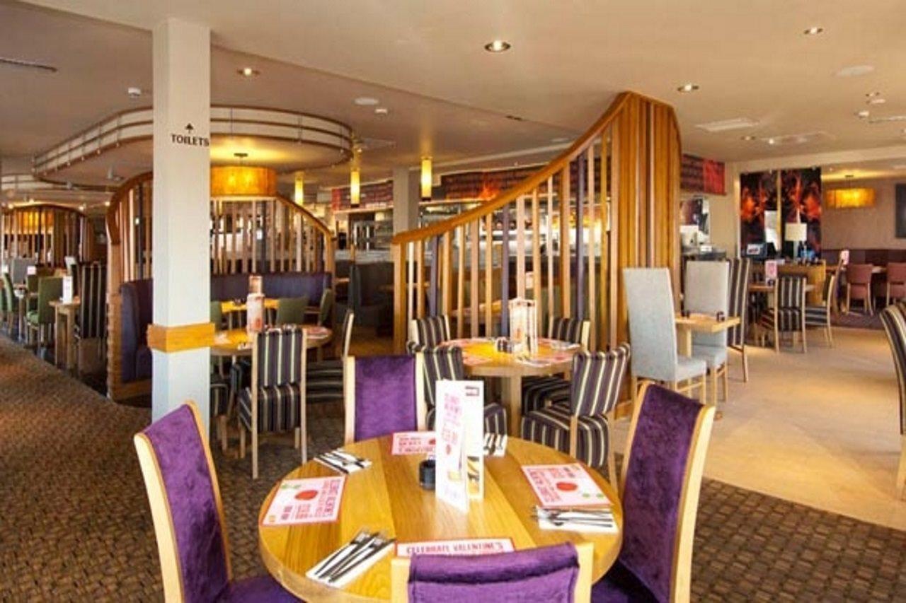Premier Inn Нютън Абът Екстериор снимка