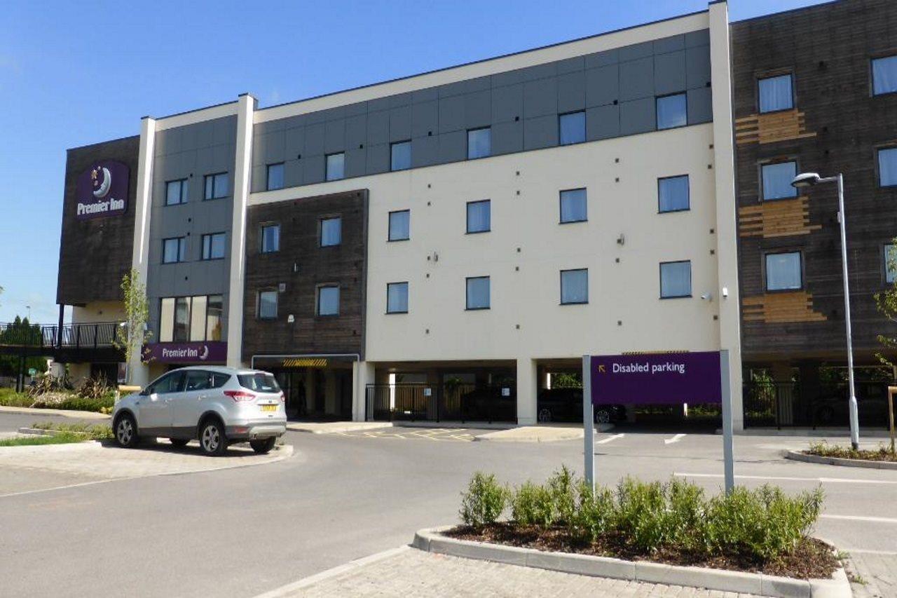 Premier Inn Нютън Абът Екстериор снимка