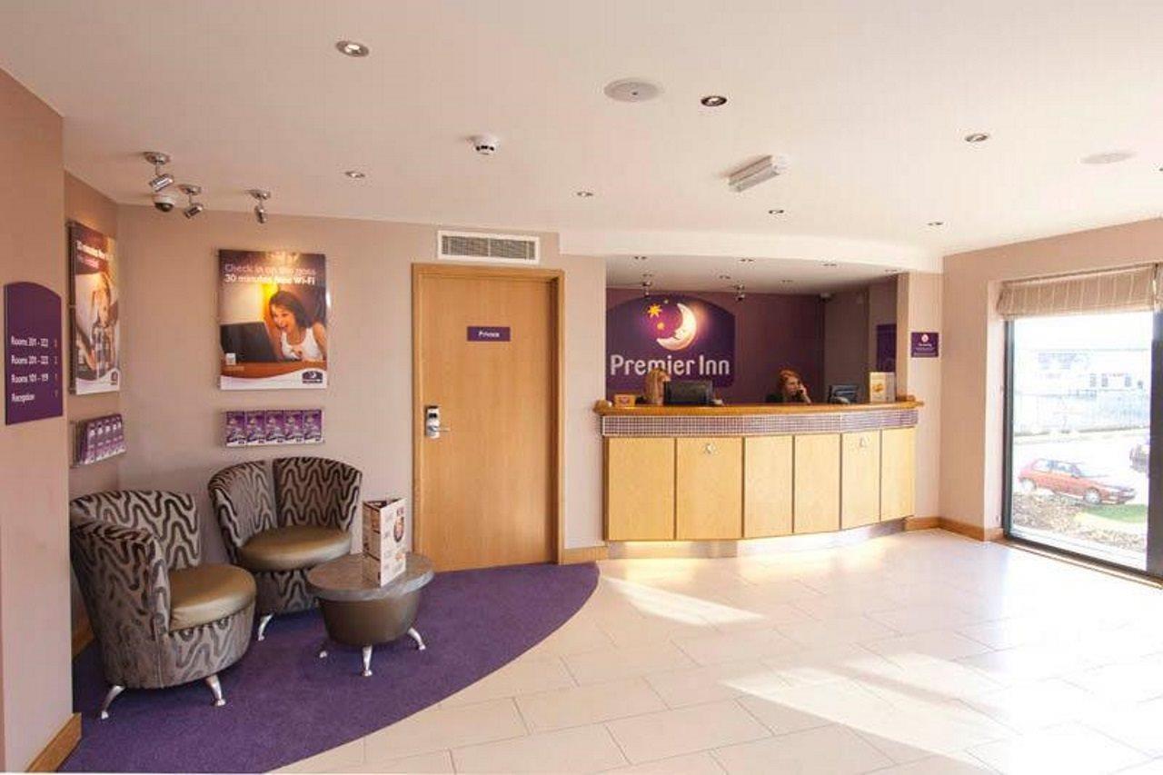 Premier Inn Нютън Абът Екстериор снимка