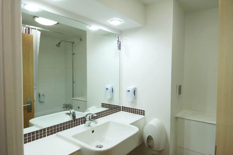 Premier Inn Нютън Абът Екстериор снимка